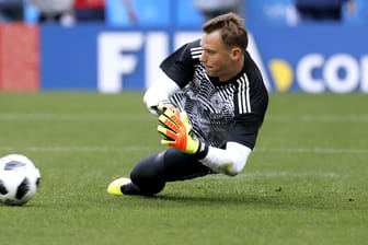 Manuel Neuer beim Aufwärmen vor dem WM-Start gegen Mexiko, der dann in die Hose ging.