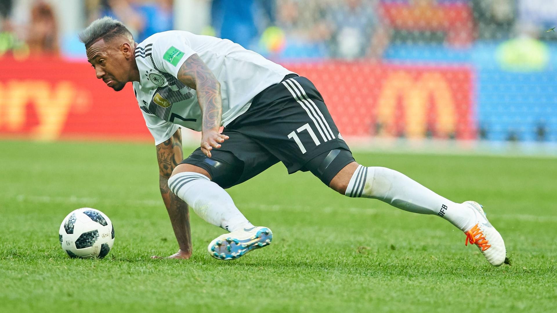 Gestolpert: Jérôme Boateng und die Nationalelf werden nach der Blamage gegen Mexiko scharf kritisiert. Nun gibt es neuen Ärger. Gestolpert: Jérôme Boateng und die Nationalelf werden nach der Blamage gegen Mexiko scharf kritisiert. Nun gibt es neuen Ärger.
