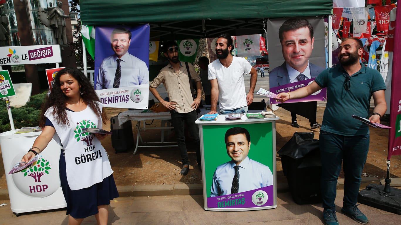 Ein Wahlstand des kurdischen HDP-Spitzenkandidaten Selahattin Demirtas: Sollte die HDP über 10 Prozent kommen, könnte sie am Ende zum Königsmacher werden.
