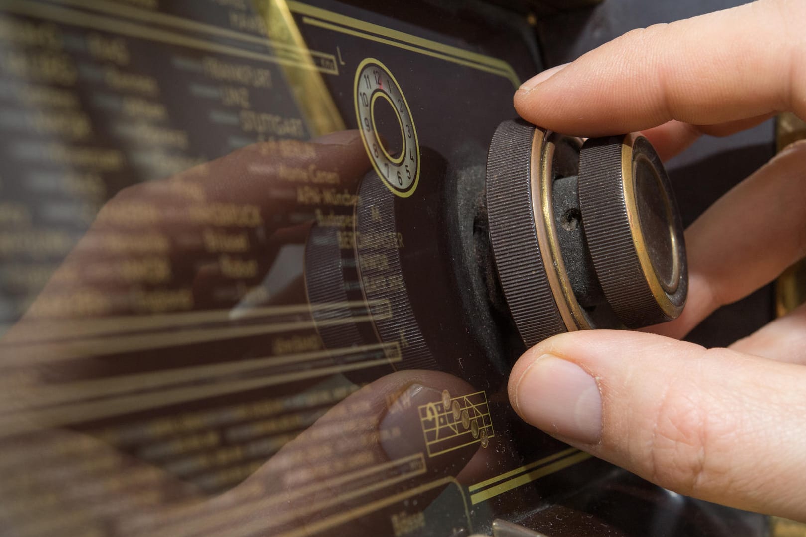 Ein Röhrenradio: Hörer und Hörerinnen mussten fürchten, dass das UKW-Radio künftig abgeschaltet wird.