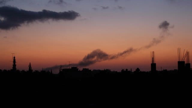 Rauchwolken steigen nach einem Angriff auf Ziele im Gazastreifen auf. Rauchwolken steigen nach einem Angriff auf Ziele im Gazastreifen auf.