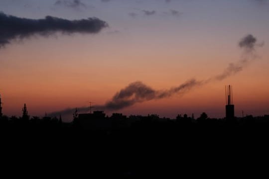 Rauchwolken steigen nach einem Angriff auf Ziele im Gazastreifen auf.