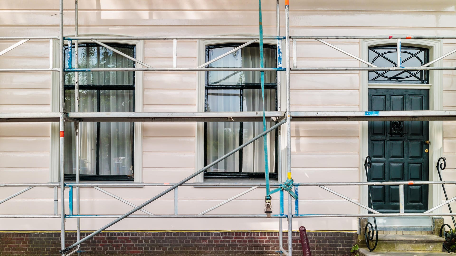 Gerüst vor dem Fenster: Der Vermieter muss ist die Einschränkung auf ein Minimum reduzieren.