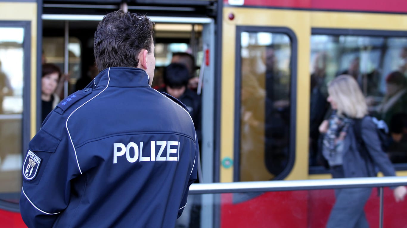 Polizeibeamter an der Berliner S-Bahn: Fahrgäste dürfen am Wochenende keine Messer, Schlaggegenstände oder andere Waffen mitführen. (Archivbild)