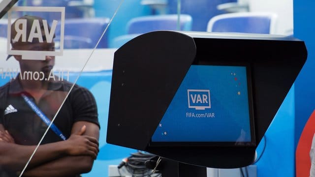 Erstmals bei einer WM im Einsatz: Der Videobeweis. Erstmals bei einer WM im Einsatz: Der Videobeweis.