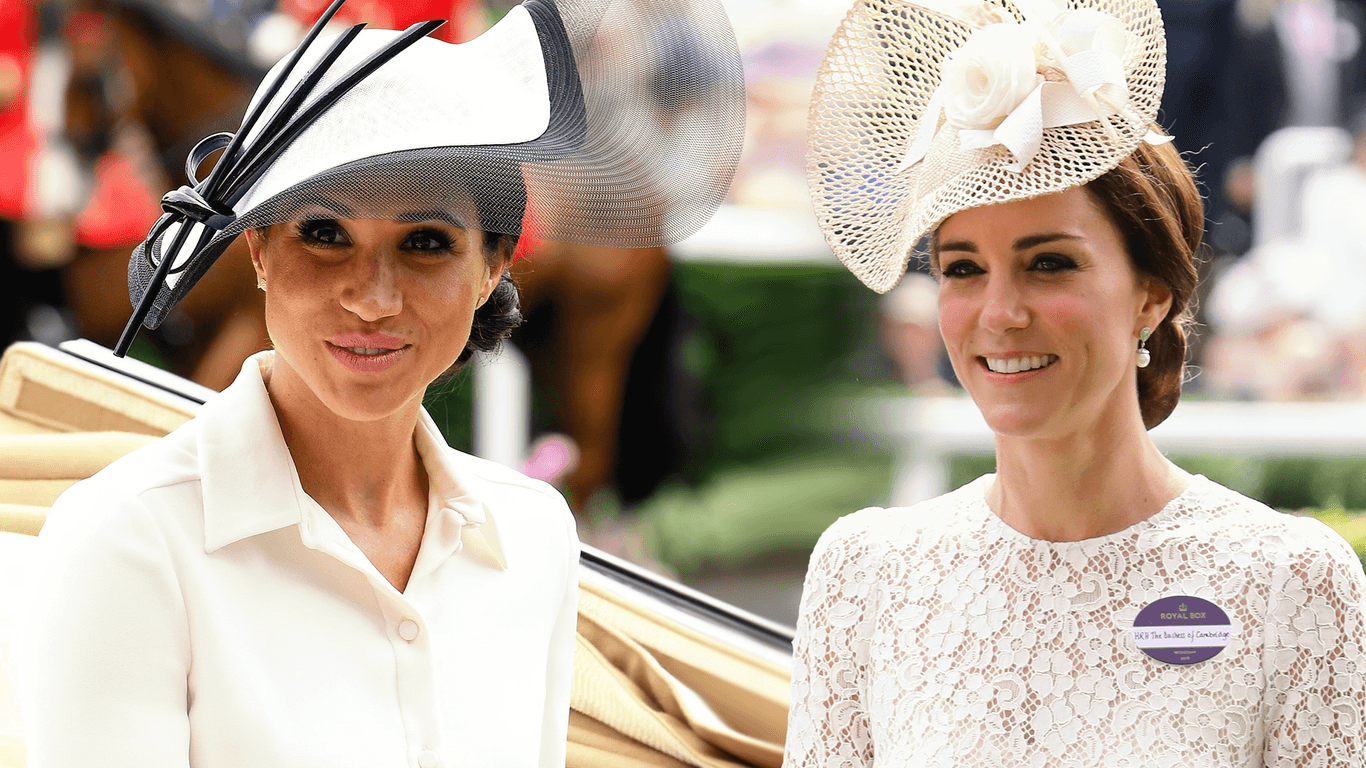 Zwei Frauen, zwei Outfits, ein Ort: Herzogin Meghan feierte 2018 ihr Debüt in Ascot, ihre Schwägerin Kate zwei Jahre zuvor.
