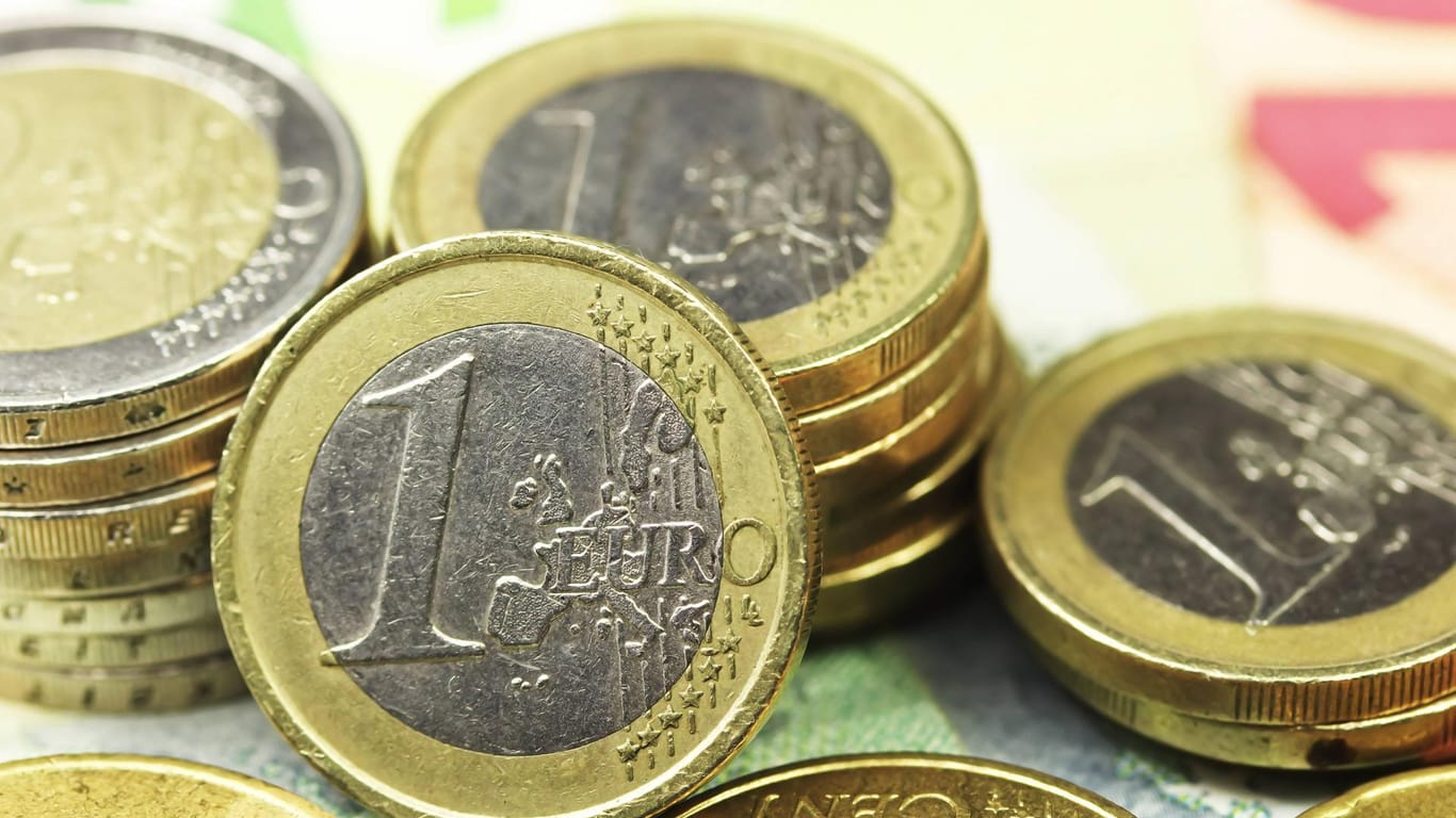 Euro-Banknoten und Münzen: Der Bundesfinanzhof kritisiert die Zinshöhe von monatlich 0,5 Prozent auf Steuerschulden.
