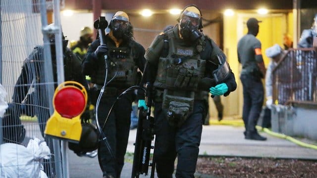 In Köln hatte die Polizei wegen des Verdachs auf Umgang mit giftigen Stoffen die Wohnung eines Mannes gestürmt. In Köln hatte die Polizei wegen des Verdachs auf Umgang mit giftigen Stoffen die Wohnung eines Mannes gestürmt.
