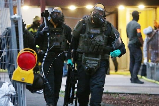 In Köln hatte die Polizei wegen des Verdachs auf Umgang mit giftigen Stoffen die Wohnung eines Mannes gestürmt.