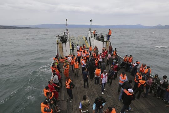 Rettungskräfte suchen im Tobasee nach Überlebenden.