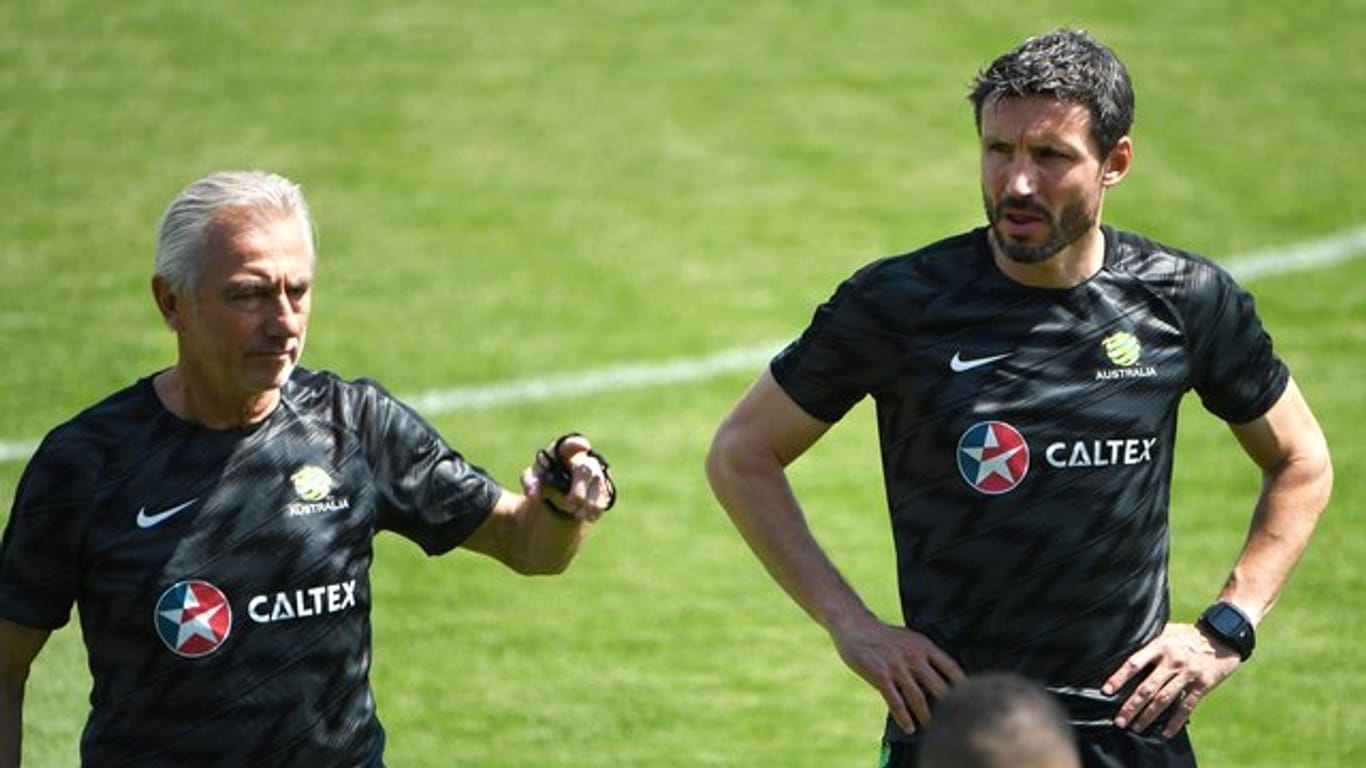 Geben bei Australien den Takt vor: Coach Bert van Marwijk (l) und Co-Trainer Mark van Bommel.