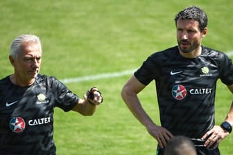 Geben bei Australien den Takt vor: Coach Bert van Marwijk (l) und Co-Trainer Mark van Bommel.