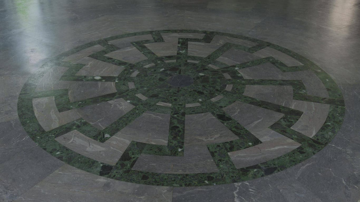 Ornament "Schwarze Sonne" mit übereinandergelegten Hakenkreuzen im Fußboden des Obergruppenführersaals in der Wewelsburg.