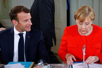 Kanzlerin Merkel und Frankreichs Präsident Macron auf Schloss Meseberg: Beim deutsch-französischen Ministerratstreffen einigten sich beide Länder auf eine Zusammenarbeit bei der Flüchtlingsfrage. Von einer europäischen Flüchtlingspolitik ist das aber noch weit entfernt.