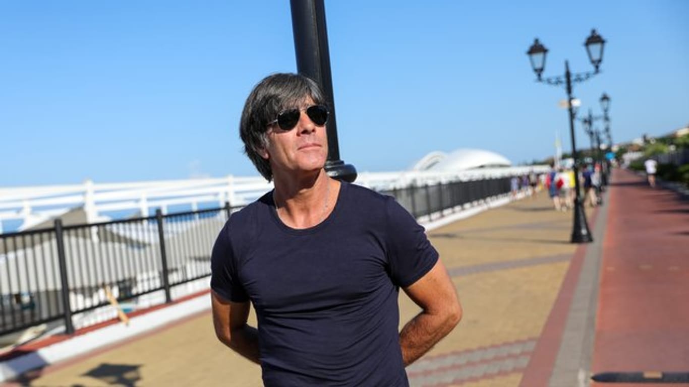 Joachim Löw auf der Strandpromenade in Sotschi.