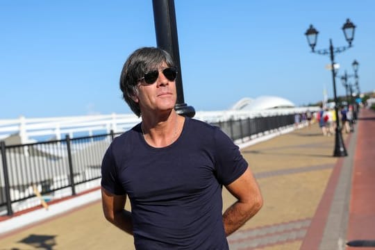 Joachim Löw auf der Strandpromenade in Sotschi.