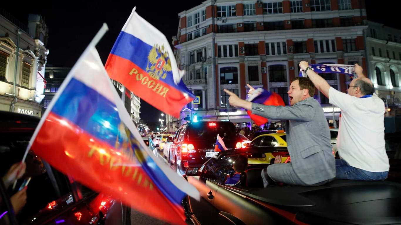 Russische Fans jubeln nach dem Erfolg gegen Ägypten in Moskau.