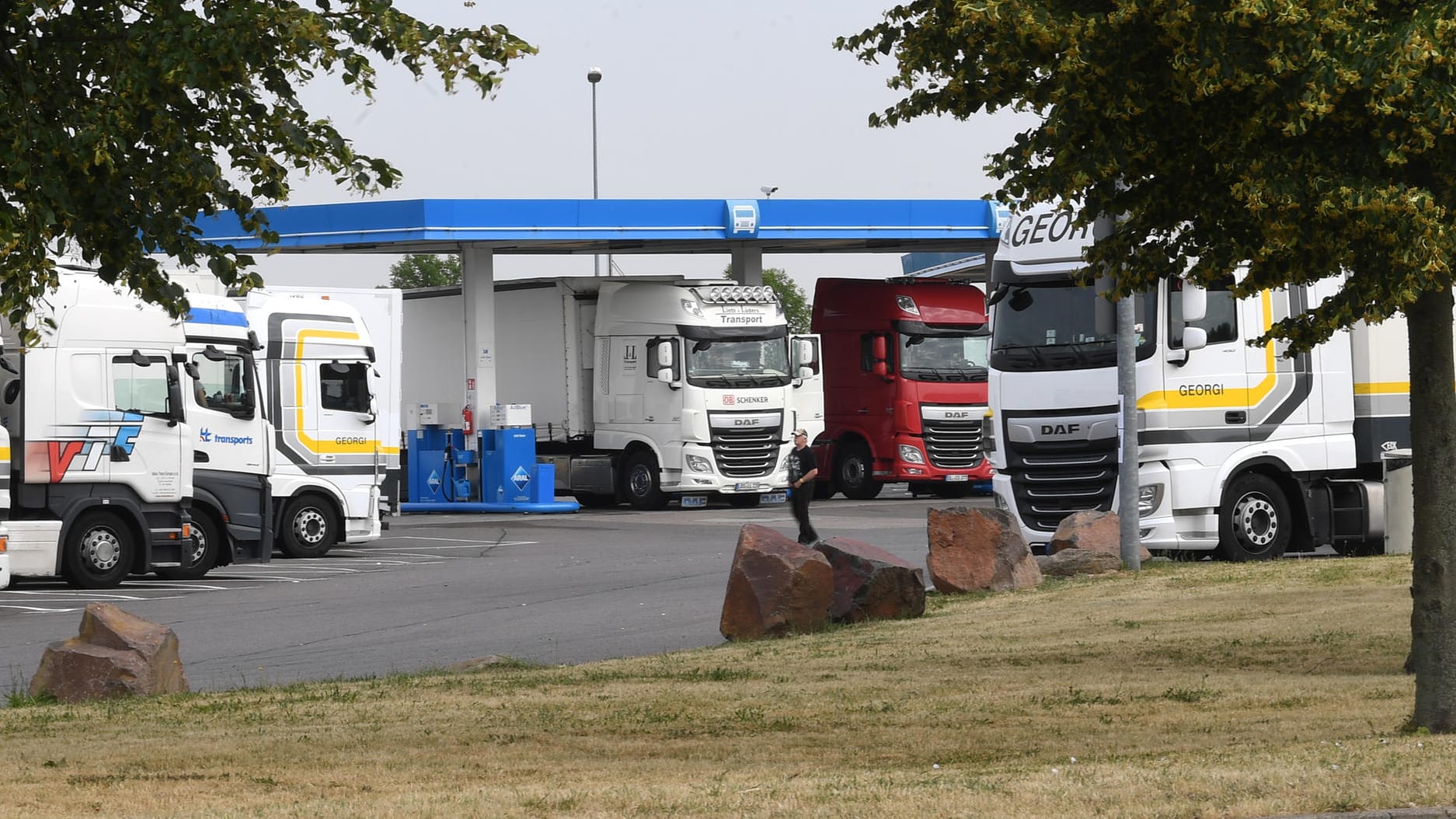 Am Autohof in Schkeuditz-West soll Studentin Sophia L. in den Lkw gestiegen sein, dessen Fahrer nun verdächtigt wird, sie getötet zu haben.