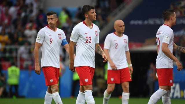 Robert Lewandowski (l) und seine Kollegen trotten nach der WM-Pleite gegen Senegal vom Platz. Robert Lewandowski (l) und seine Kollegen trotten nach der WM-Pleite gegen Senegal vom Platz.