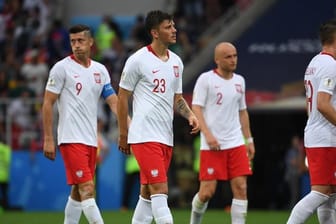 Robert Lewandowski (l) und seine Kollegen trotten nach der WM-Pleite gegen Senegal vom Platz.