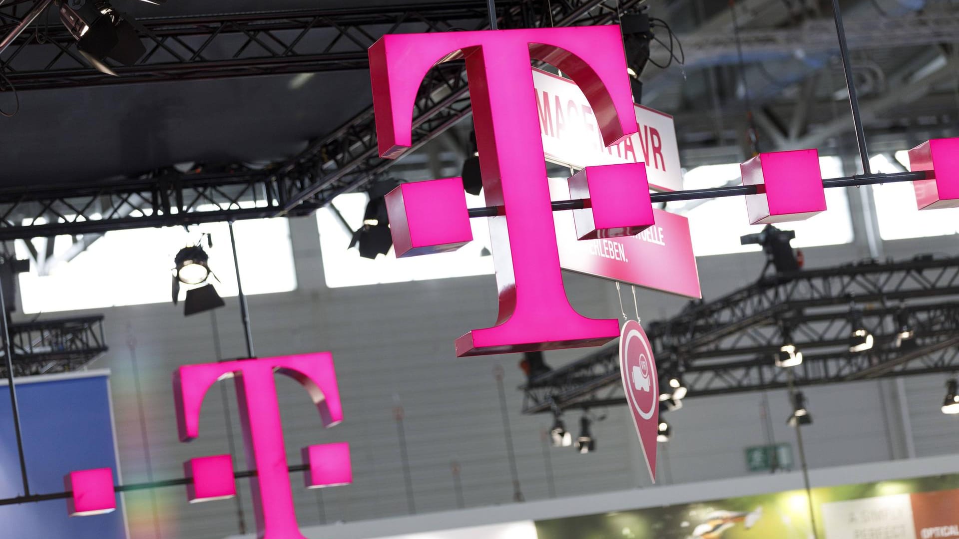 Telekom-Logo über einem Messstand: Tagesflatrate für Prepaid-Kunden