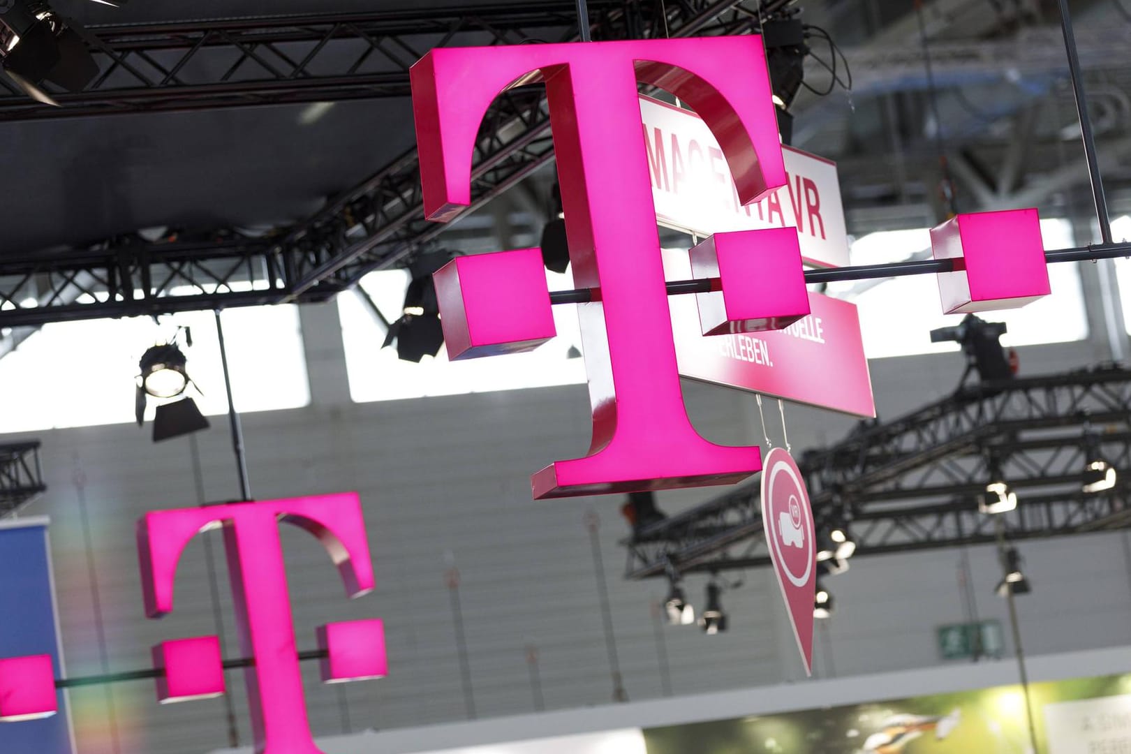 Telekom-Logo über einem Messstand: Tagesflatrate für Prepaid-Kunden