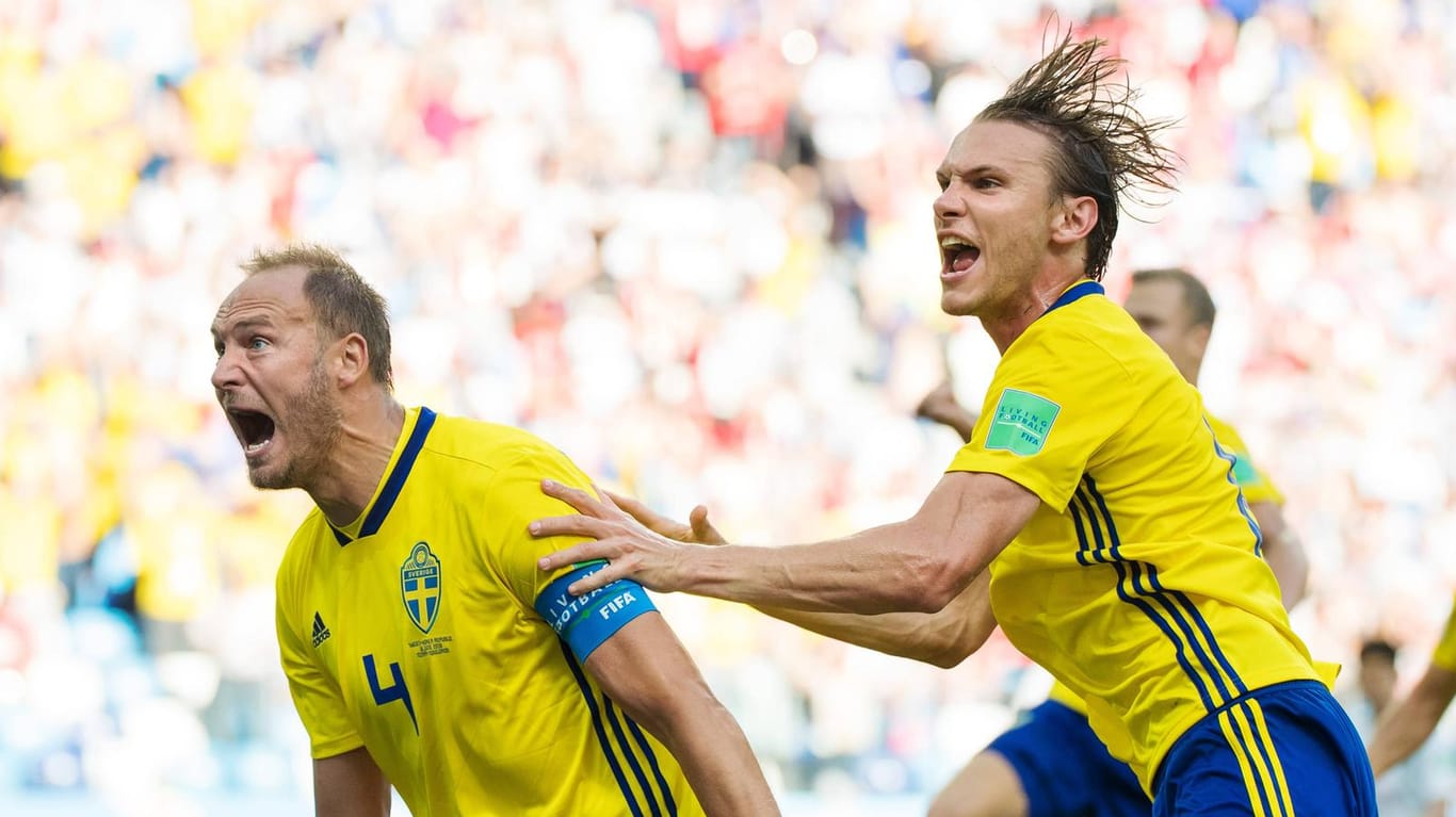 Jubel nach dem 1:0: Albin Ekdal (r.) feiert mit Kapitän Andreas Granqvist dessen Siegtreffer gegen Südkorea.