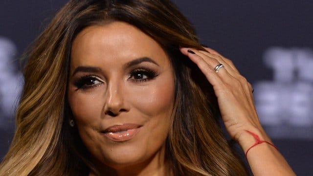 Eva Longoria freut sich über einen Jungen.