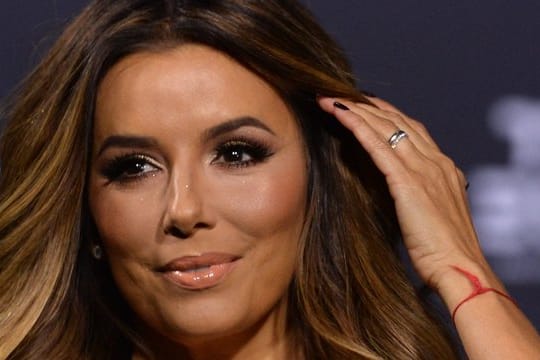 Eva Longoria freut sich über einen Jungen.