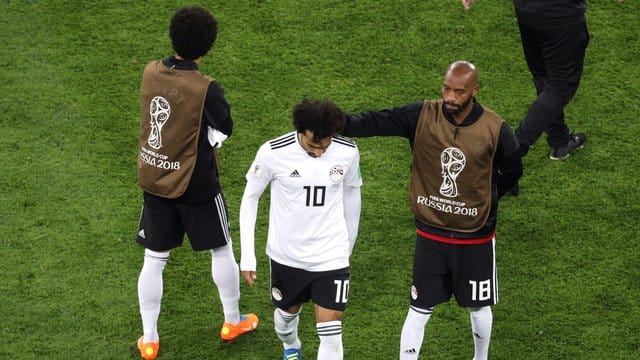 Mohamed Salah verlässt nach der Niederlage enttäuscht den Platz. Mohamed Salah verlässt nach der Niederlage enttäuscht den Platz.