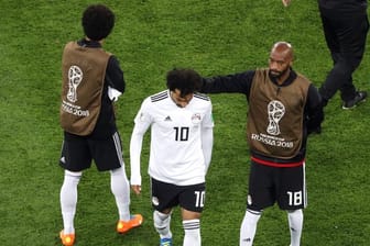 Mohamed Salah verlässt nach der Niederlage enttäuscht den Platz.