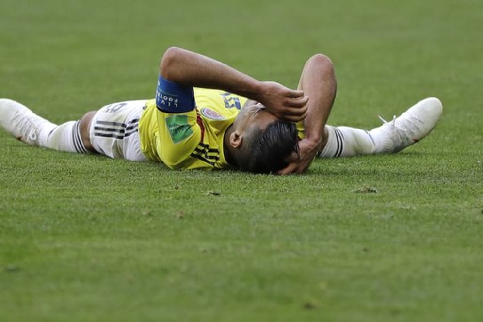 Der Kolumbianer Radamel Falcao liegt nach der der Niederlage gegen Japan enttäuscht auf dem Platz.