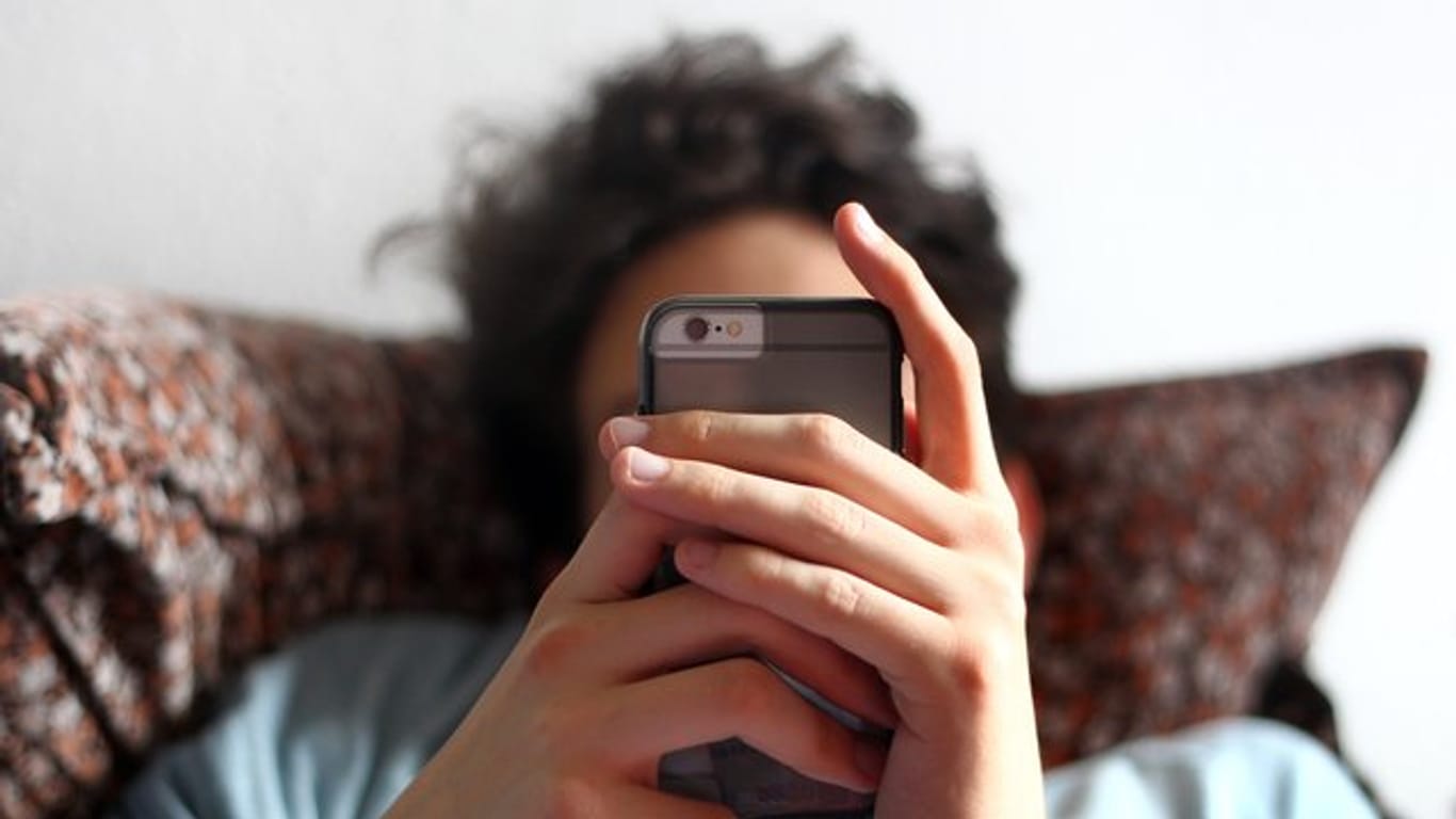Laut einer aktuellen Studie greifen nach dem Aufwachen fast zwei Drittel der Befragten noch vor dem Aufstehen nach ihrem Handy.