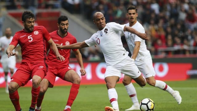 Darf gegen Marokko von Behinn an ran: João Mario (r).