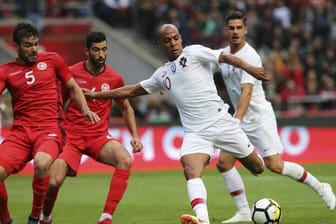 Darf gegen Marokko von Behinn an ran: João Mario (r).