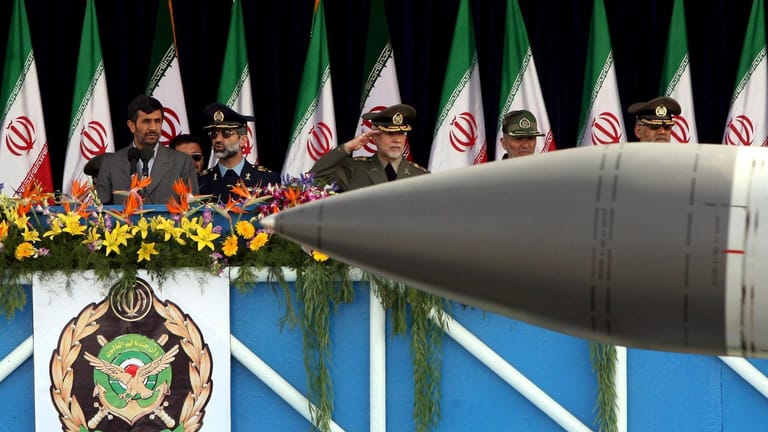 Militärparade 2009 in Teheran: Der damalige Präsident Mahmud Ahmadinedschad trieb maßgeblich das Nuklearwaffenprogramm voran – das Raketenprogramm überdauert seine Amtszeit bis heute.