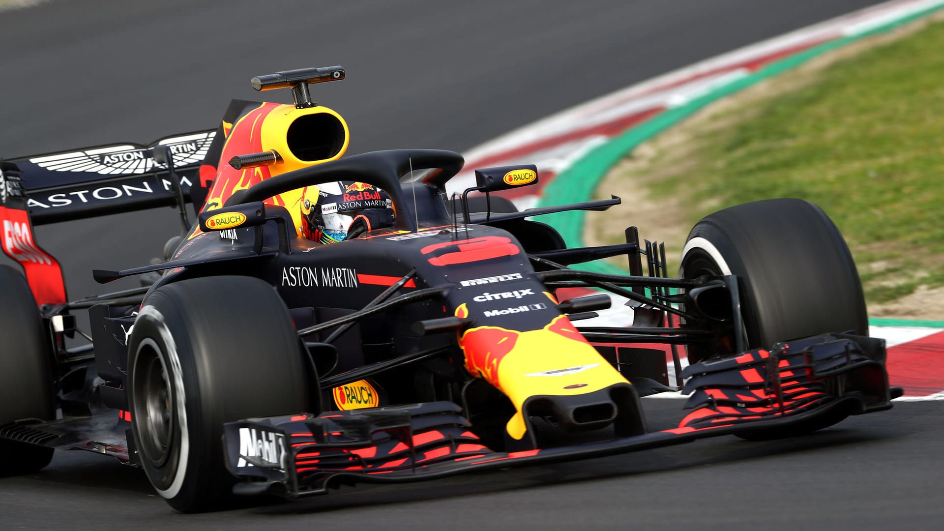 Daniel Ricciardo bei einer Fahrt auf dem Circuit de Catalunya bei Barcelona: Red Bull setzt ab 2019 auf Honda-Motoren. Daniel Ricciardo bei einer Fahrt auf dem Circuit de Catalunya bei Barcelona: Red Bull setzt ab 2019 auf Honda-Motoren.
