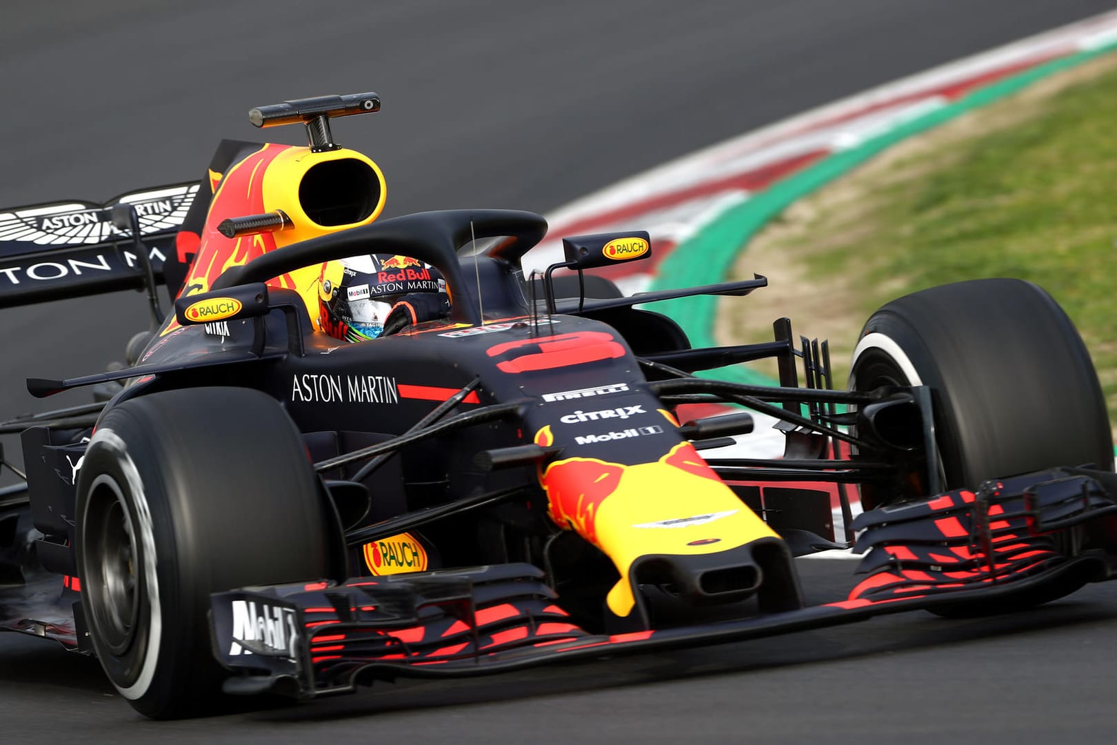 Daniel Ricciardo bei einer Fahrt auf dem Circuit de Catalunya bei Barcelona: Red Bull setzt ab 2019 auf Honda-Motoren.
