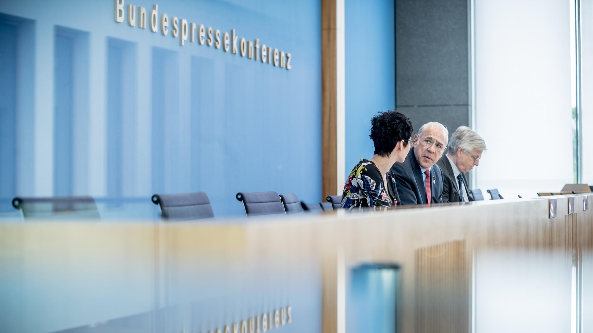 Angel Gurria (M), OECD-Generalsekretär, stellt den OECD-Wirtschaftsberichts für Deutschland vor: Demnach könnten vor allem gering qualifizierte Männer von Arbeitslosigkeit betroffen sein.