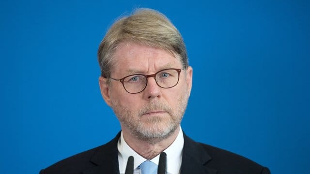 Der neue Bamf-Chef Hans-Eckhard Sommer bei seiner Vorstellung in Berlin. Der neue Bamf-Chef Hans-Eckhard Sommer bei seiner Vorstellung in Berlin.