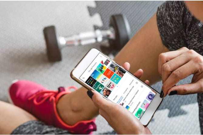 Podcast-Nutzerin: Für Podcasts hat Google eine neue App entwickelt.