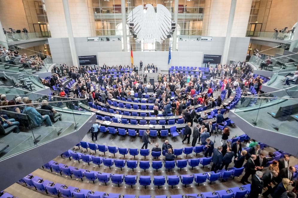 Der Plenarsaal im Reichstagsgebäude: Ein paar Entscheidungen sollen vor der Sommerpause im Bundestag noch fallen.