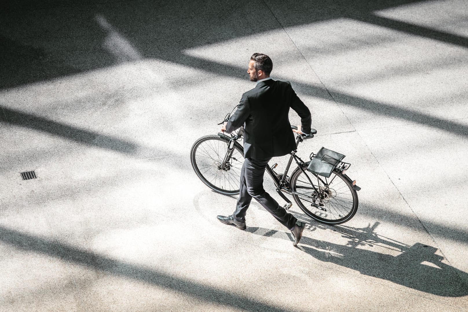 Geschäftsmann mit Fahrrad: Der Diebstahl eines Fahrrads ist über die Hausratversicherung abgedeckt – doch nicht in jedem Fall. Geschäftsmann mit Fahrrad: Der Diebstahl eines Fahrrads ist über die Hausratversicherung abgedeckt – doch nicht in jedem Fall.