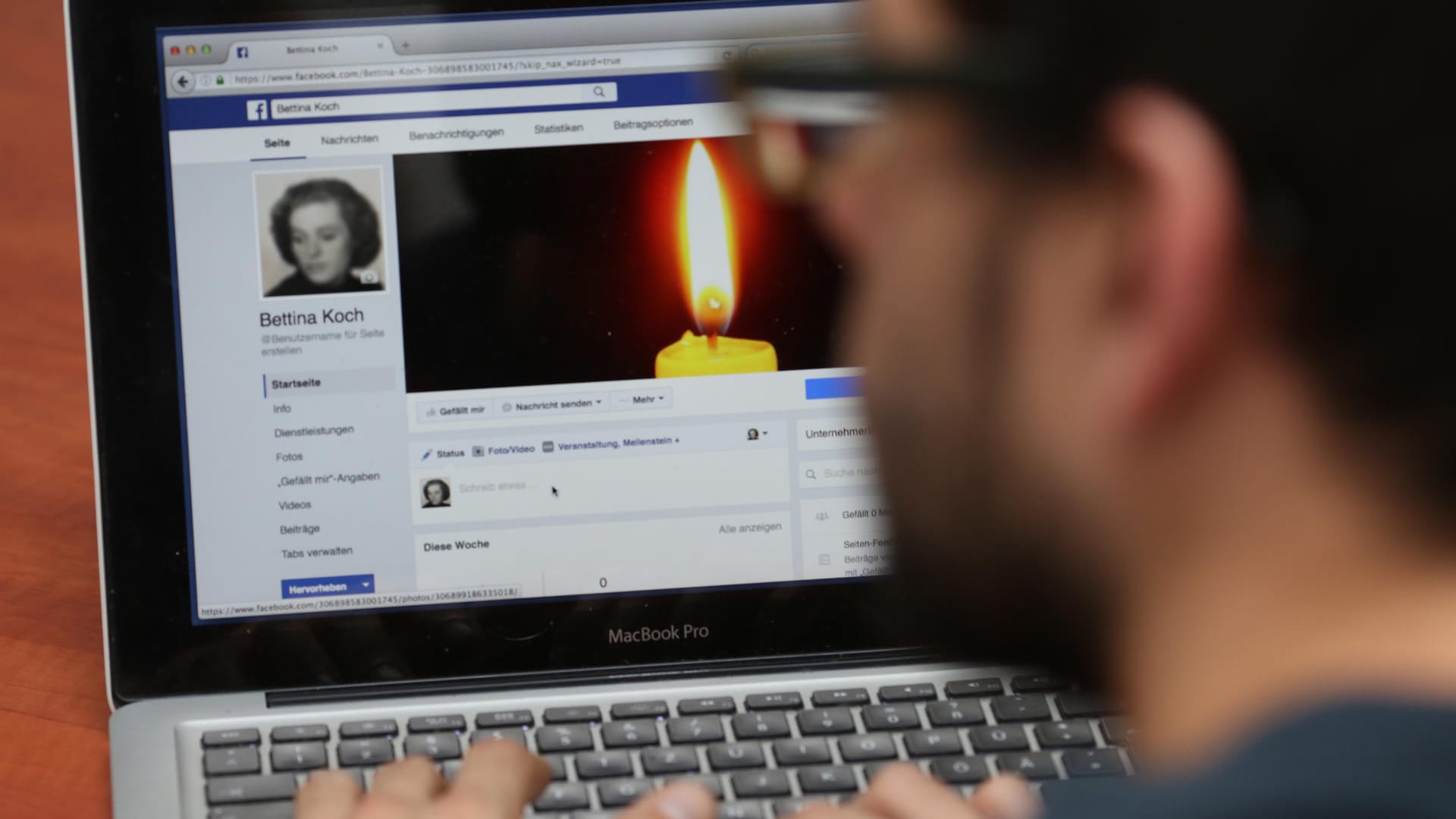 Ein Mann versetzt das Facebook-Profil einer Verstorbenen in den Gedenkzustand: Das soziale Netzwerk bietet die Möglichkeit, den digitalen Nachlass zu regeln.