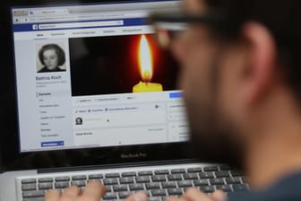 Ein Mann versetzt das Facebook-Profil einer Verstorbenen in den Gedenkzustand: Das soziale Netzwerk bietet die Möglichkeit, den digitalen Nachlass zu regeln.