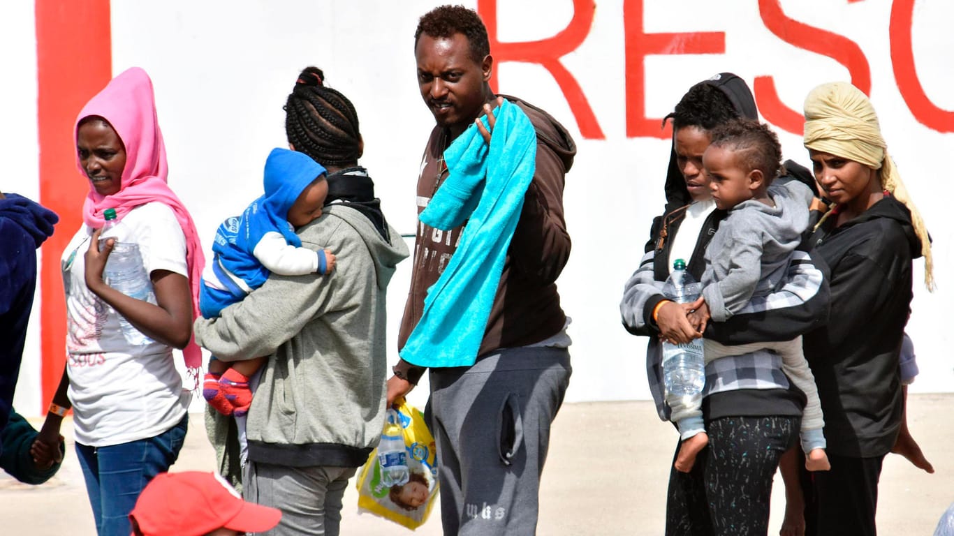 Migranten warten am Hafen von Catania in Italien auf einen Gesundheitscheck: Eine europäische Lösung der Flüchtlingsfrage liegt in weiter Ferne, meint unser Autor Gerhard Spörl.