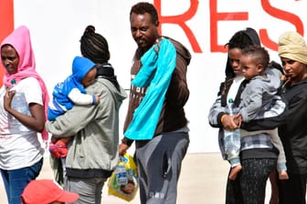 Migranten warten am Hafen von Catania in Italien auf einen Gesundheitscheck: Eine europäische Lösung der Flüchtlingsfrage liegt in weiter Ferne, meint unser Autor Gerhard Spörl.