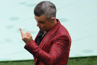 Robbie Williams: Dieser Mittelfinger ging nach der WM-Eröffnung um die Welt.