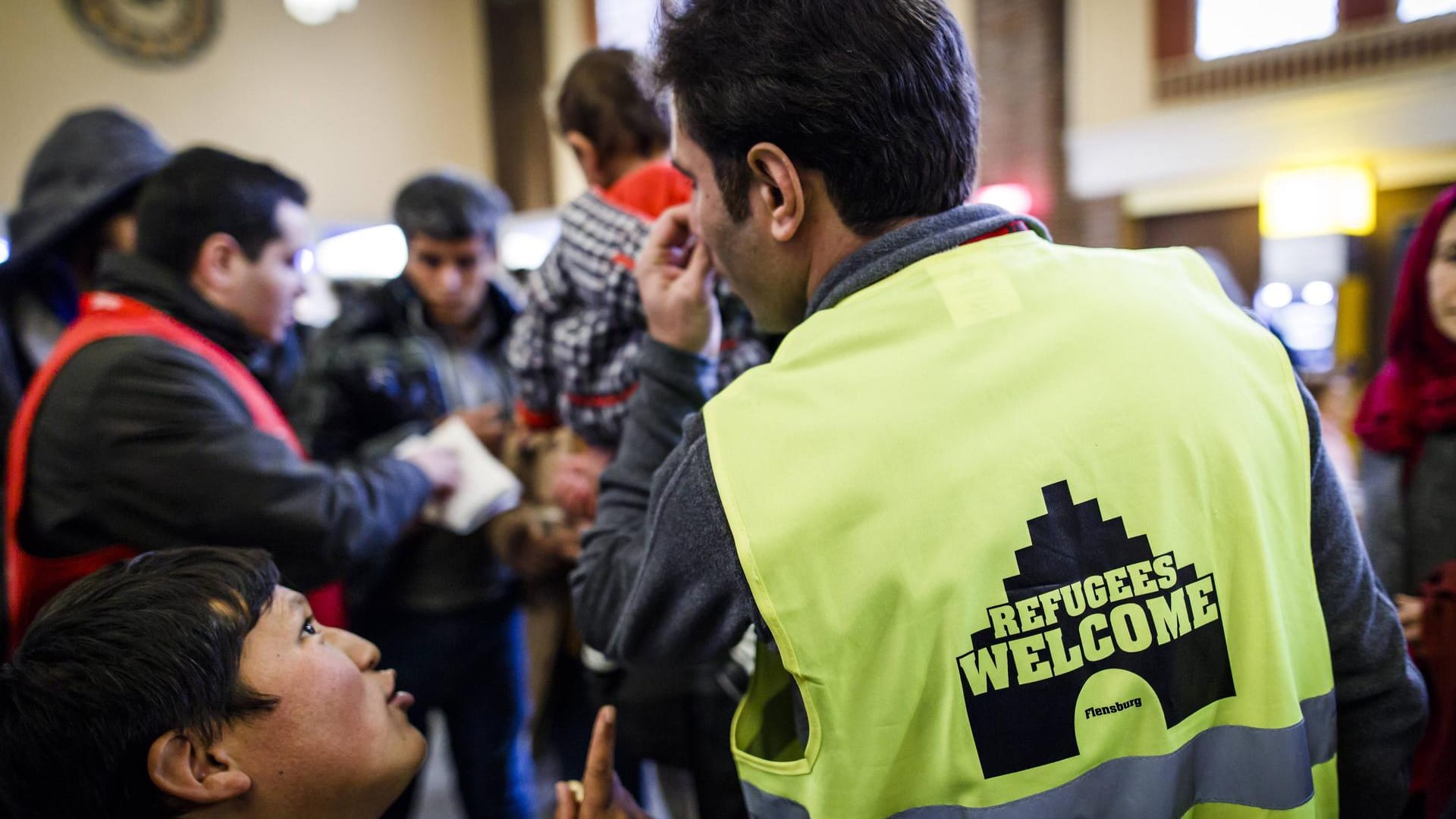 Ein Flüchtlingshelfer bei der Arbeit. In Ungarn müssen Aktivisten mit einer Haftstrafe rechnen, wenn sie Flüchtlingen helfen. Ein Flüchtlingshelfer bei der Arbeit. In Ungarn müssen Aktivisten mit einer Haftstrafe rechnen, wenn sie Flüchtlingen helfen.