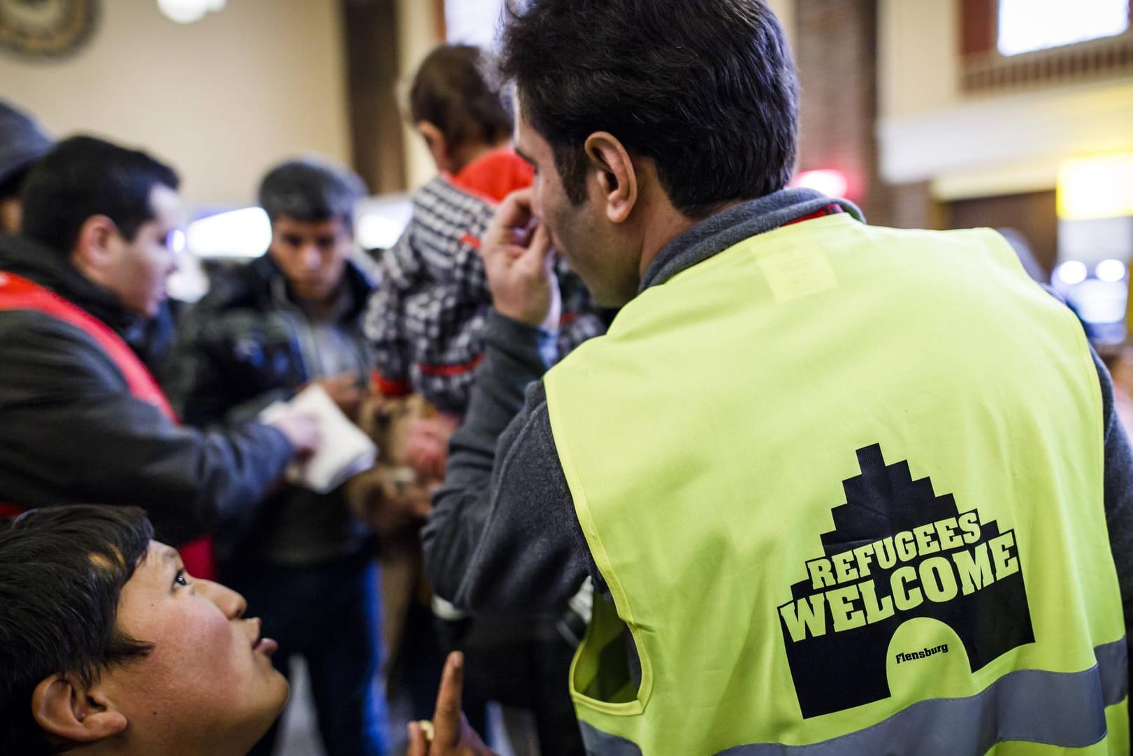 Ein Flüchtlingshelfer bei der Arbeit. In Ungarn müssen Aktivisten mit einer Haftstrafe rechnen, wenn sie Flüchtlingen helfen.